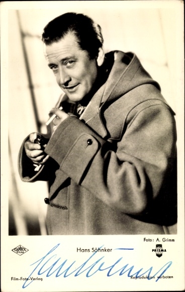 Postcard actor Hans Söhnker, portrait in a coat, smoking