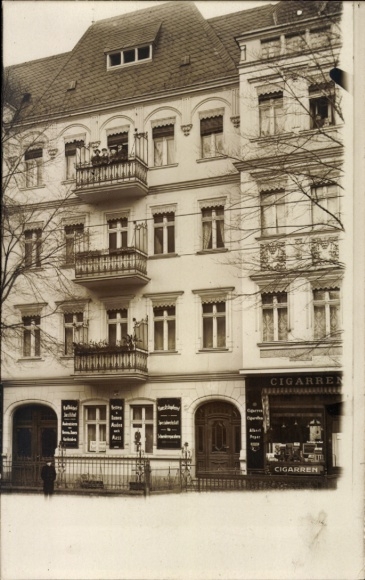 Photo Postcard Berlin Schöneberg Friedenau, residential building at Kaiserallee 108, cigar shop Albert Peper