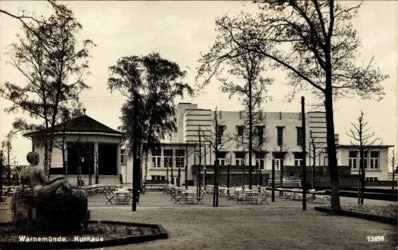 Ak Ostseebad Warnemünde Rostock, Kurhaus, Park mit Bäumen, Statuen, Tischen