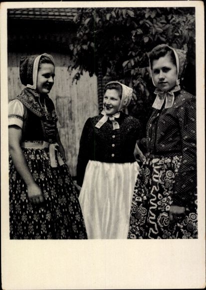 Ak Sonntag in Schleife, Frauen in Tracht