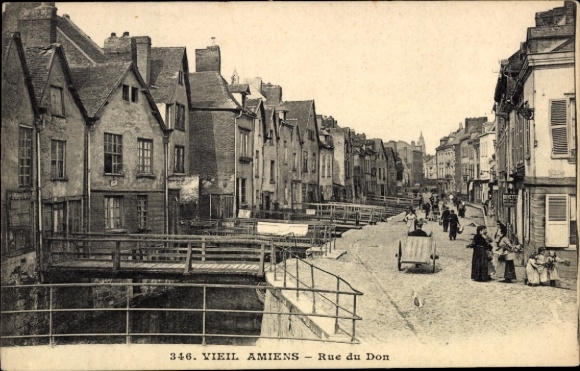 Ak Amiens Somme, Straße mit Häusern, Brücke, Menschen, Karren