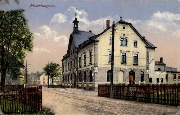 Postcard Niederlungwitz Glauchau in Saxony, Gasthof Kastanienbaum, street view, trees, fence