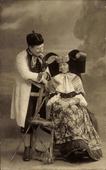 Photo Postcard couple in Schaumburg folk costumes
