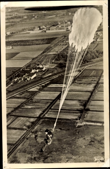 Ak Fallschirmjäger kurz nach dem Absprung, Luftwaffe, II. WK