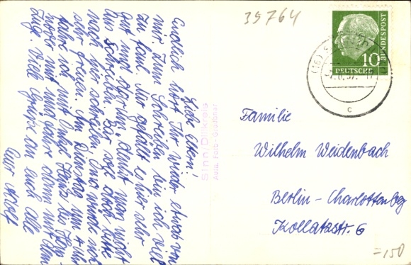 KP Sinn w Hesji, widok panoramiczny, wieś, wzgórze w tle, chmury na niebie, napis Sinn...