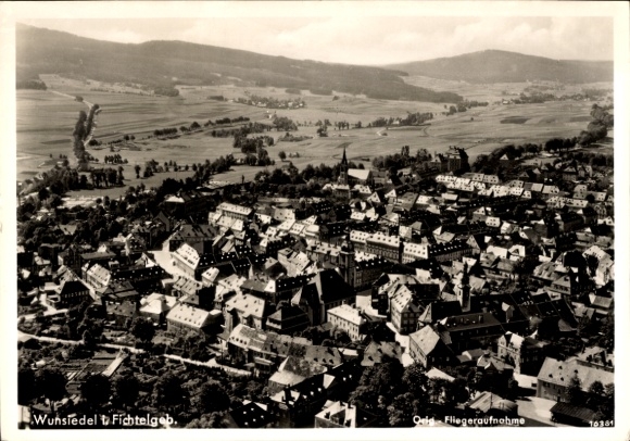 Postcard Wunsiedel in the Fichtelgebirge Upper Franconia, aerial view of many houses and landscape