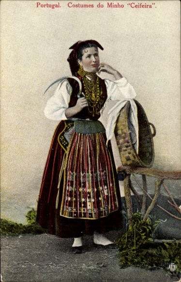 Postcard Minho Portugal, Ceifeira, woman with sickle in folk costume