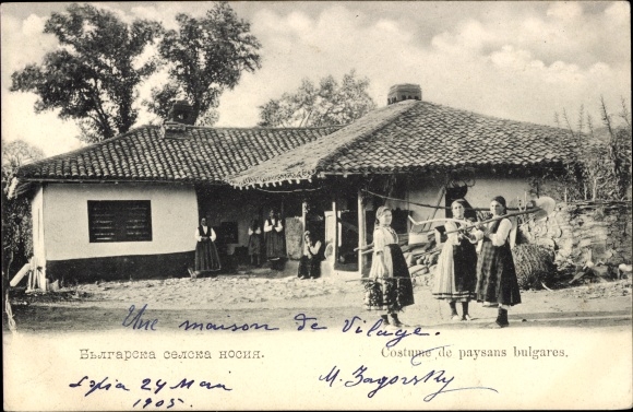 Postcard Bulgaria, young peasant women in costume, house