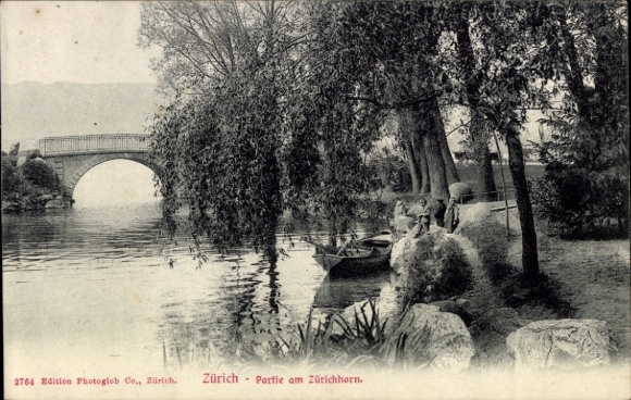 KP Zurych miasto Szwajcaria, most, jezioro, drzewa, ludzie, łódź, czarno-białe zdjęcie