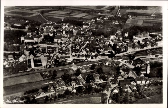Ak Messkirch Meßkirch in de Schwäbische Alb Baden, luchtfoto van woongebouwen, straten, terrein