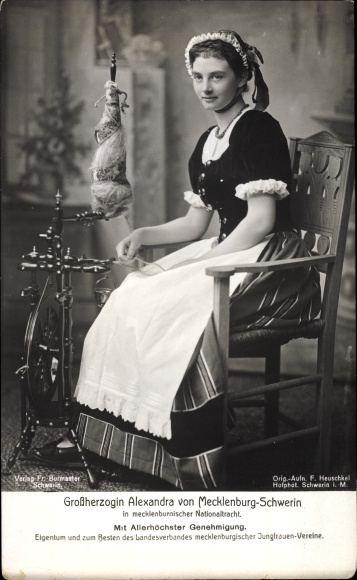 Ak Großherzogin Alexandra von Mecklenburg Schwerin in mecklenburgischer Nationaltracht