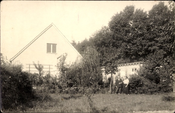 Photo Postcard Mühlenbeck Mühlenbecker Land, residential house, garden, residents