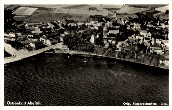 Ak Altefähr auf Rügen, Ostseebad  Fliegeraufnahme, Küstenblick, Häuseransicht