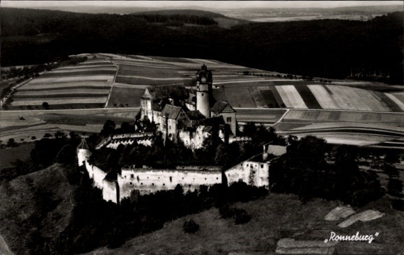 Ak Ronneburg in Thüringen, kasteelachtig heuvellandschap, zwart-witfotografie