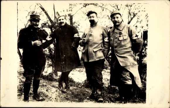Photo Postcard French soldiers in uniforms, medics, I WK