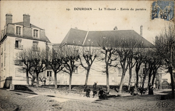 CPA Dourdan-Essonne, Tribunal, Entrée du parterre