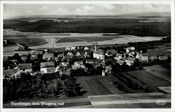 Ak Dauchingen in der Baar, Luftaufnahme eines Dorfes, Kirche sichtbar, ländliche Umgebung