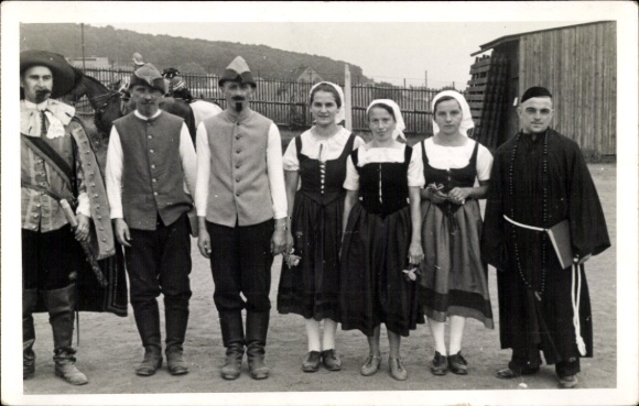 Postcard Schönberg in Saxony, group photo with seven people, traditional costumes, rural surroundings...
