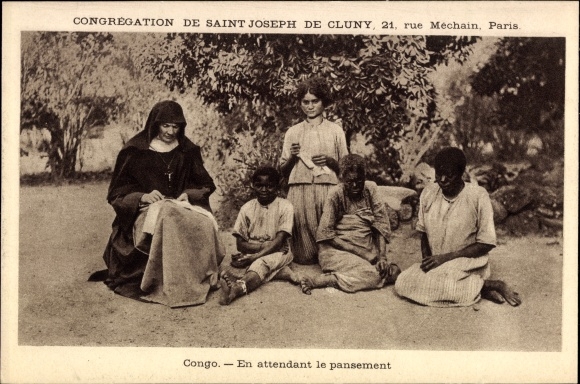 Ak Republiek Congo Frans Congo, en attendant le pansement, soeur, enfants, portrait
