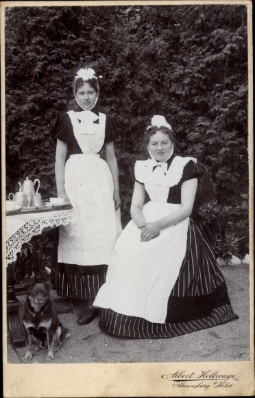 Kabinett Foto Ahrensburg in Holstein, zwei Dienstmädchen in Uniform, Hund, Fotograf Albert Hellwage