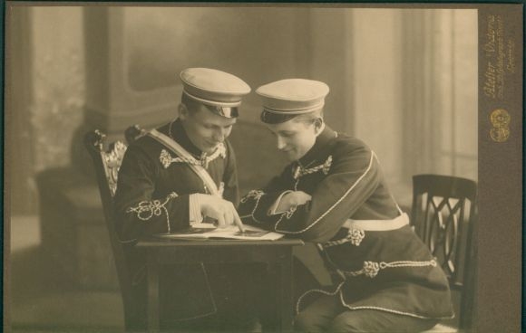 Studentika Kabinett Foto Leipzig in Sachsen, Zwei Studenten an einem Tisch