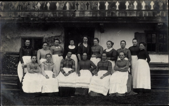 Photo Postcard Gmund am Tegernsee Upper Bavaria, home economics school, young women with aprons