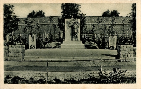 Postcard Saupersdorf Kirchberg in Sachsen, war memorial, statue, green areas in the background