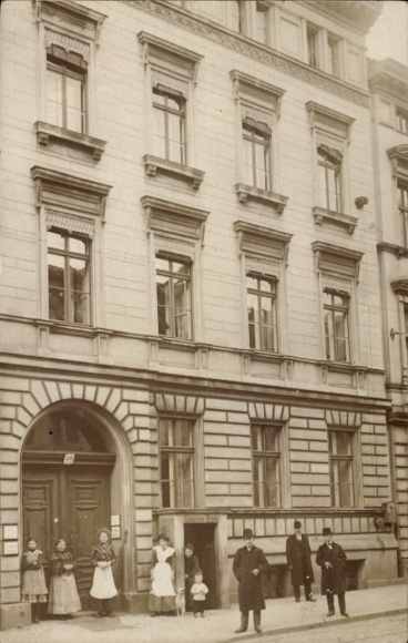 Foto Ak Berlin Spandau, Haus Breite Straße 56, Gemüsehandlung Emil Riga, Anwohner