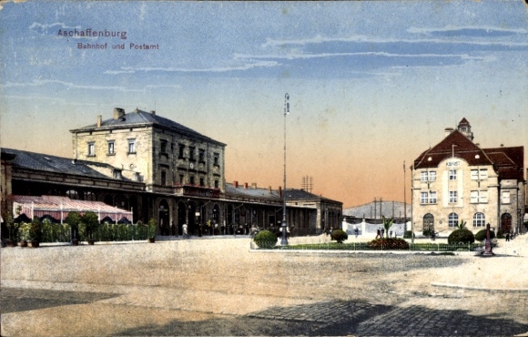 Ak Aschaffenburg in Unterfranken, Bahnhof, Straßenseite, Postamt
