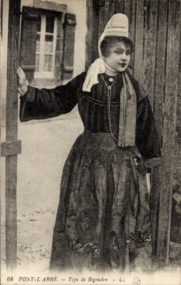 PC Pont l'Abbé Finistère, woman in Breton costume