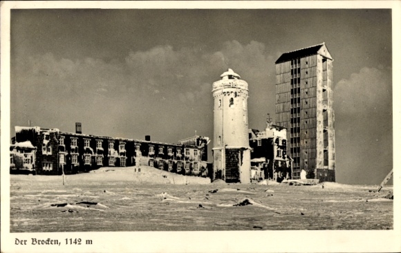 Ak Brocken im Harz, Hotel im Winter, Brockenturm