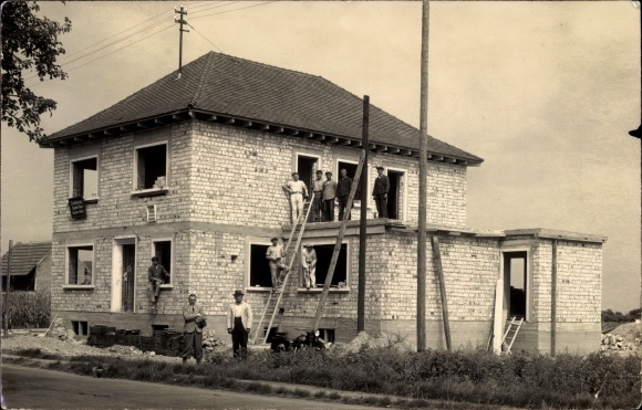 Photo Postcard Construction site, shell of a house, construction workers
