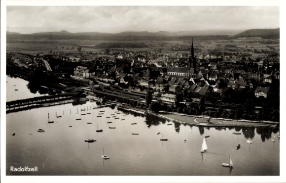 Ak Radolfzell am Bodensee, luchtfoto van het Bodenmeer, talrijke boten, architectuur