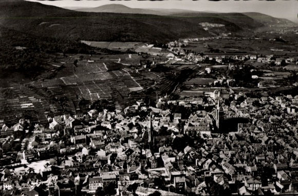 Ak Neustadt an der Weinstraße, Luftaufnahme der Stadt, Weinberge, Gipfel,  Architektur