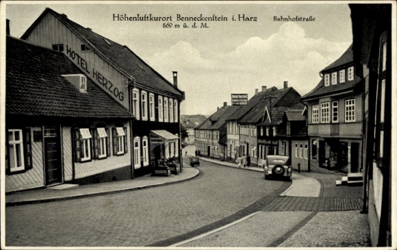 Ansichtkaart Benneckenstein Oberharz am Brocken, Bahnhofstrasse, Hotel Herzog, auto