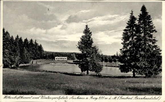 Ak Neuhaus am Rennweg Thüringen, Hohenluftkurort, Wintersportplatz, Freibad Bernhardstal, Landsch