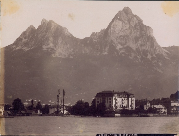 Photo fountain Kt Schwyz, view from the lake, Mythen