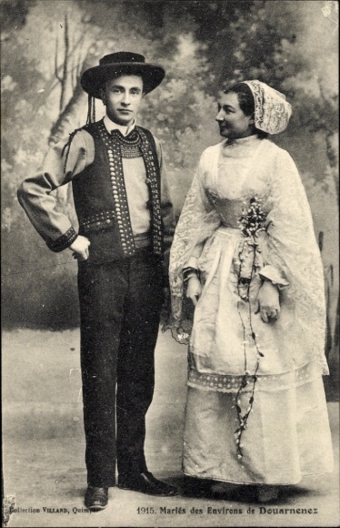 PC Douarnenez Finistère, couple in Breton costume