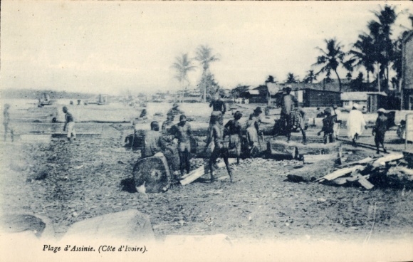 Ak Assinie Elfenbeinküste, Strand von  Côte d'Ivoire, Menschen am Strand, Holzarbeiten