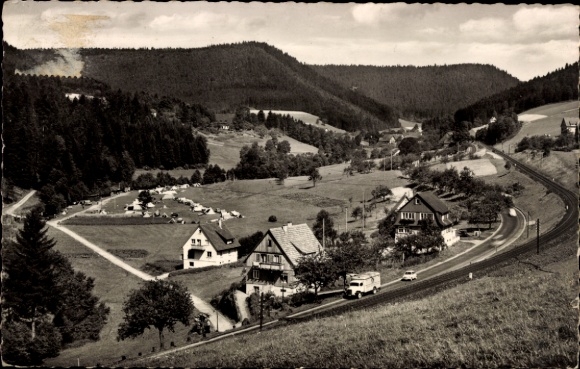 Ak Alpirsbach im Schwarzwald, Landschaft mit Hügeln, Bäumen, Häusern, Straße, Campingplatz