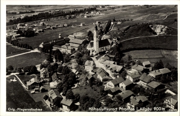 Ak Pfronten im Allgäu, Luftaufnahme von  Allgäu, Kirche, Häuser, Landschaft