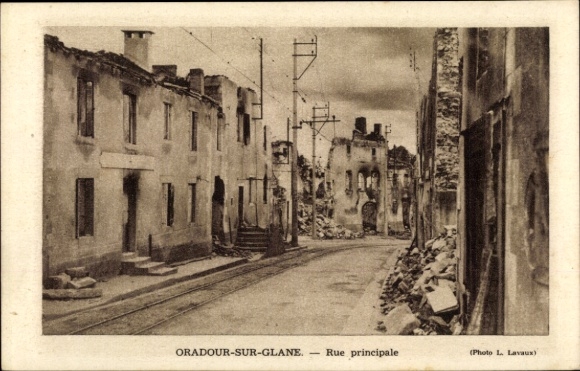 Postcard Oradour sur Glane Haute Vienne, Rue principale, war damage, WWII