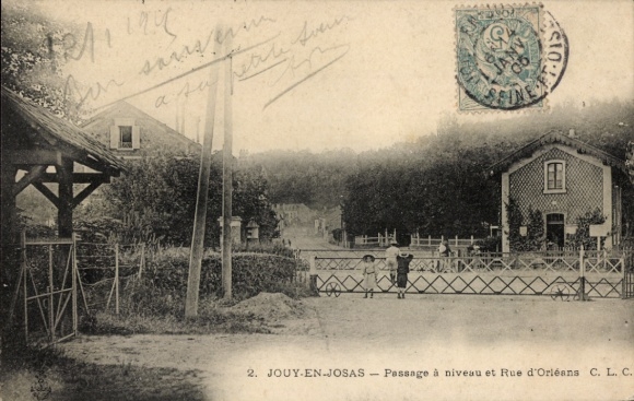 Postcard Jouy et Josas Yvelines, railway crossing and Rue du Orléans