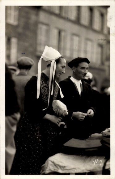 Postcard Plougastel Daoulas Finistère, Brittany, woman and man in traditional costumes