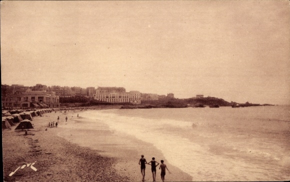 foto van Biarritz Pyrénées Atlantiques, strand, mensen aan het water, Casino Bellevue, zonsondergang