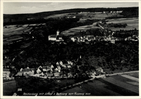 Ak Reichenberg Moritzburg in Sachsen, Luftaufnahme von  Schloss, Backnang, landschaftlich