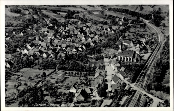 Ak Seckach in Baden, Luftaufnahme von  viele Häuser, Bahnlinie, Kirche, ländliche Umgebung