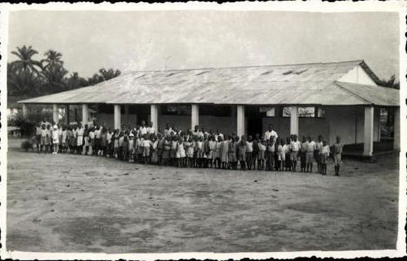 9 oude foto's Kameroen, school in Bassa, diverse uitzichten