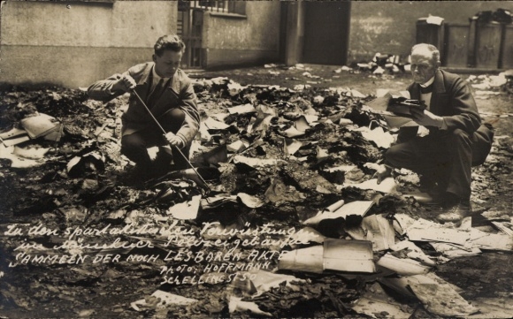 Photo Postcard Munich, Revolution 1918, police building, collecting the still readable files