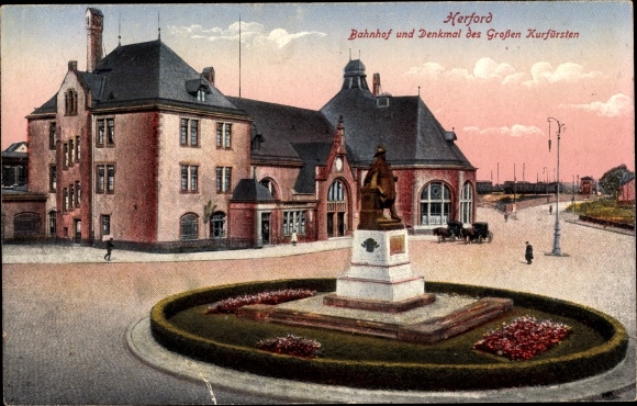 Postcard Herford, train station and monument to the Great Elector, passer-by, street lamp